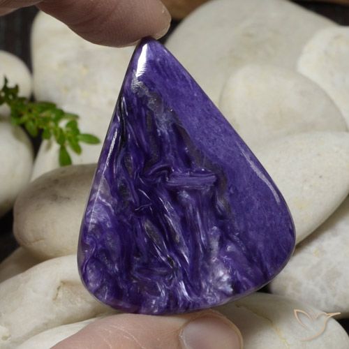 Charoíta violeta natural 44,12ct, formato de pêra, opaco