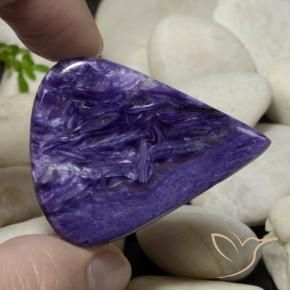 Charoíta violeta natural 44,12ct, formato de pêra, opaco
