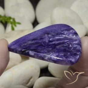 Charoíta violeta natural 44,12ct, formato de pêra, opaco