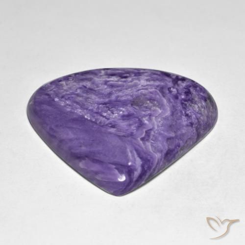 Charoíta violeta natural 51,09ct, formato de pêra, opaco