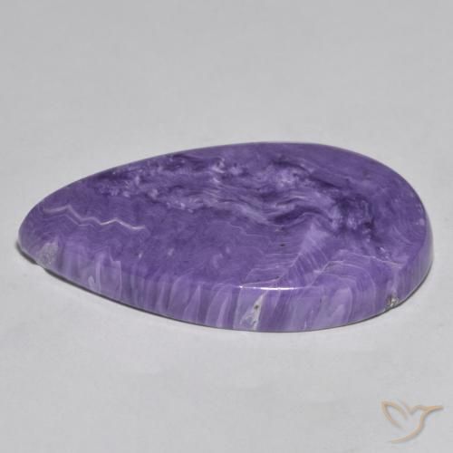 Charoíta violeta médio natural 50,59ct, formato de pêra, opaco