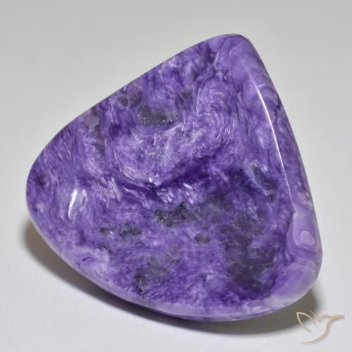 Charoíta violeta natural 40,66ct, formato de pêra, opaco