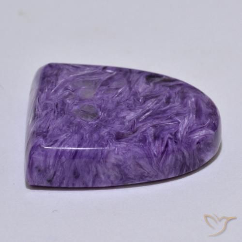 Charoíta violeta natural 30,39ct, forma extravagante, opaco