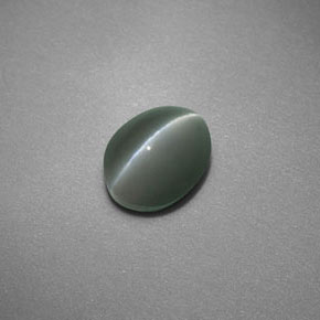 Chrysoberyl cat's eye verde natural 0,70ct, corte oval, translúcido