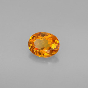 Clinohumita laranja natural 0,54ct, corte oval, VVS-VS