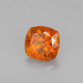 Clinohumita laranja natural 0,62ct, almofada cortada, VS