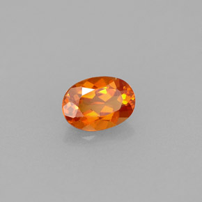 Clinohumita laranja natural 0,55ct, corte oval, VVS-VS