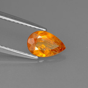 Clinohumita laranja natural 0,66ct, formato de pêra, SI