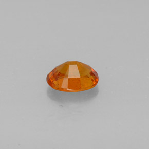 Clinohumita laranja natural 0,92ct, corte oval, SI