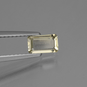 Diasporo de mudança de cor amarelo natural 0,46ct, corte esmeralda, VVS-VS
