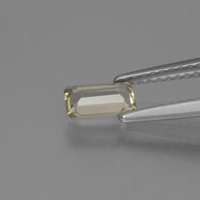 Diasporo de mudança de cor amarelo natural 0,46ct, corte esmeralda, VVS-VS