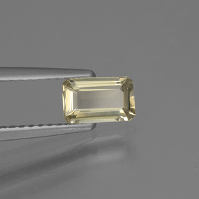 Diasporo de mudança de cor amarelo natural 0,59ct, corte esmeralda, VVS-VS