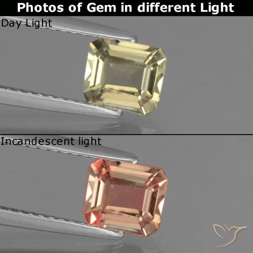 0.98ct Natural Amarelo Dourado Muito Claro Diásporo com mudança de cor, Corte Esmeralda, VS