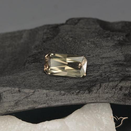 Granada que muda de cor amarelo quente Natural 0.76ct, Corte Octógono / Esmeralda, VVS