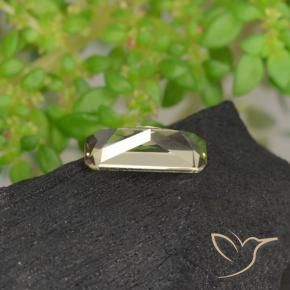 Granada de mudança de cor amarelo natural 0,65ct, corte esmeralda, VVS