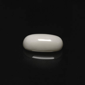 Coral branco natural 2,91ct, corte oval, opaco