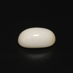 Coral branco natural 2,81ct, corte oval, opaco