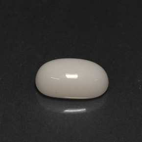 Coral branco natural 2,78ct, corte oval, opaco