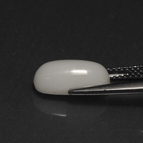 Coral branco natural 2,73ct, corte oval, opaco