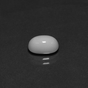 Coral branco natural 1,70ct, corte oval, opaco