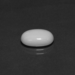 Coral branco natural 2,27ct, corte oval, opaco