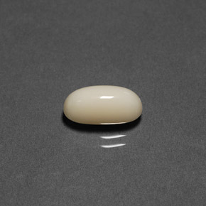 Coral creme natural 2,21ct, corte oval, opaco