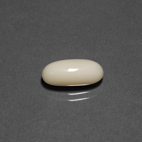 Coral branco natural 2,41ct, corte oval, opaco