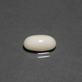 Coral branco natural 2,02ct, corte oval, opaco
