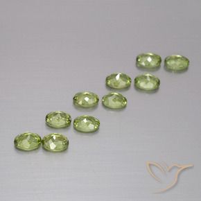 Pedras preciosas de Granada demantóide verde quente natural de 2.05 ct, oval, VS
