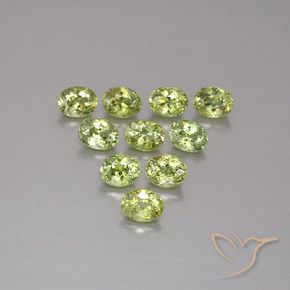 Pedras preciosas de Granada demantóide Verde Floresta Quente natural de 2.51 ct, oval, VS
