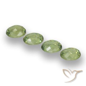 Pedras preciosas de Granada demantóide verde quente natural de 1.36 ct, oval, VS