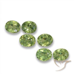 Pedras preciosas de Granada demantóide verde quente natural de 1.81 ct, oval, VS