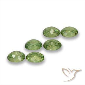 Pedras preciosas de Granada demantóide verde quente natural de 1.81 ct, oval, VS
