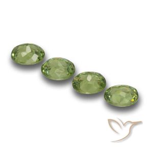 Pedras preciosas de Granada demantóide verde quente natural de 1.12 ct, oval, VS