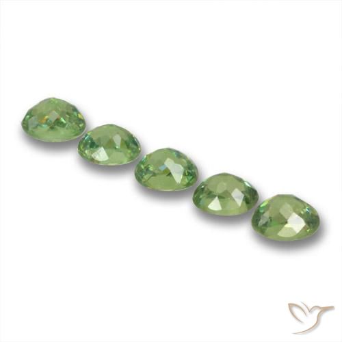 Pedras preciosas de Granada demantóide verde quente natural de 1.84 ct, oval, VS