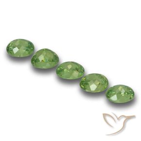 Pedras preciosas de Granada demantóide verde quente natural de 1.74 ct, oval, VS