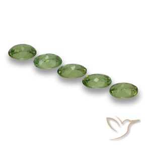 Pedras preciosas de Granada demantóide verde quente natural de 1.53 ct, oval, VS