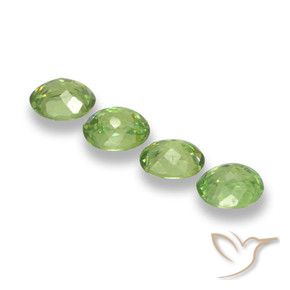 Pedras preciosas de Granada demantóide verde quente natural de 1.08 ct, oval, VS