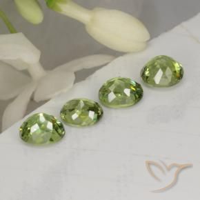 Pedras preciosas de Granada demantóide Verde floresta natural de 1.67 ct, oval, VVS-VS