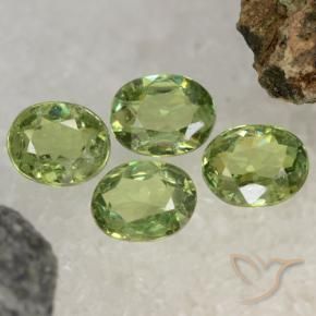 Pedras preciosas de Granada demantóide verde quente natural de 1.54 ct, oval, VS