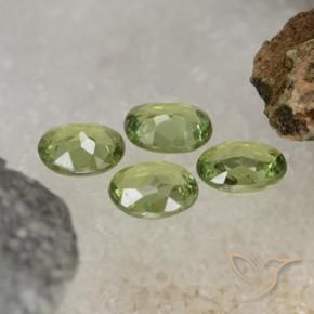 Pedras preciosas de Granada demantóide verde quente natural de 1.54 ct, oval, VS