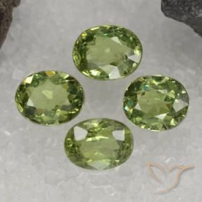 Pedras preciosas de Granada demantóide verde escuro natural de 1.81 ct, oval, VS