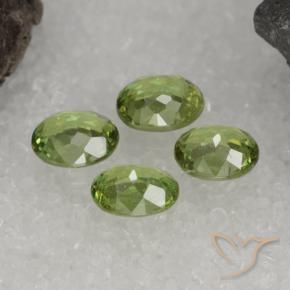 Pedras preciosas de Granada demantóide verde escuro natural de 1.81 ct, oval, VS