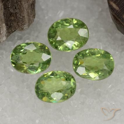 Pedras preciosas de Granada demantóide verde quente natural de 1.45 ct, oval, VS