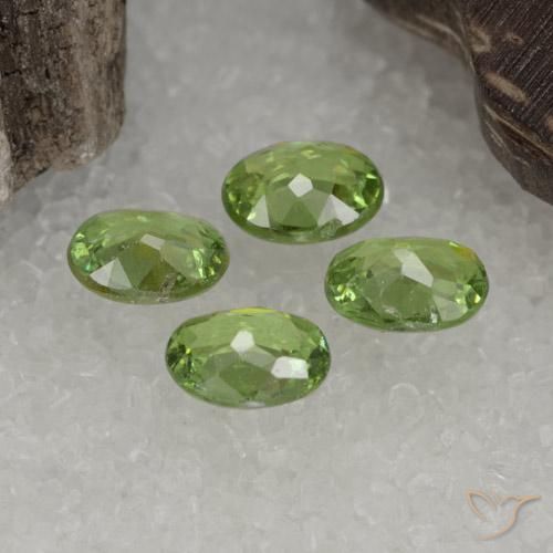Pedras preciosas de Granada demantóide verde quente natural de 1.45 ct, oval, VS