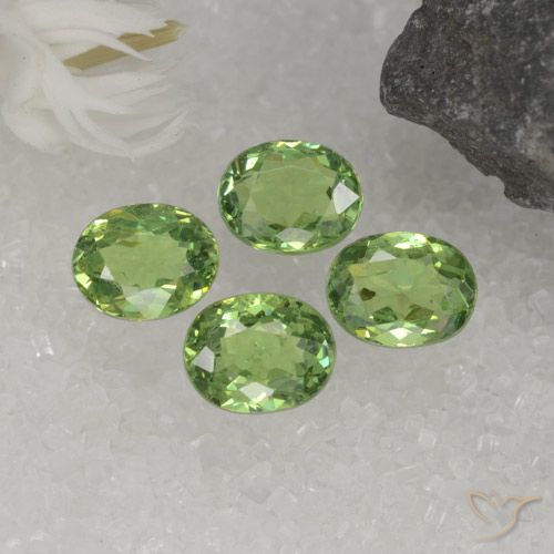 1.73ctw Natural Verde médio Granada demantóide, oval, VS