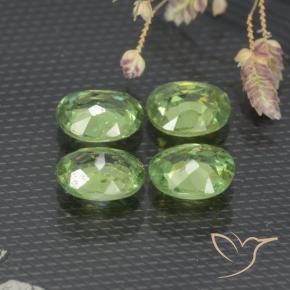 Pedras preciosas de Granada demantóide verde quente natural de 1.51 ct, oval, VS