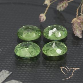 Pedras preciosas de Granada demantóide verde quente natural de 1.65 ct, oval, VS