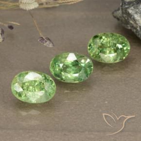 Pedras preciosas de Granada demantóide verde quente natural de 2.08 ct, oval, VS-SI