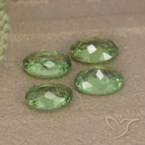 Pedras preciosas de Granada demantóide Verde floresta natural de 2.27 ct, oval, VS